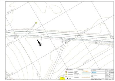Situasjonsplan som viser topografi (høydekurver), eiendomsgrenser, eksisterende veg (E18) og en planlagt bygning (gul firkant) med tilhørende vegforbindelse.