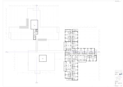 Etasjeplan som viser romfordeling, vegger og inngangspunkter for en bygning.