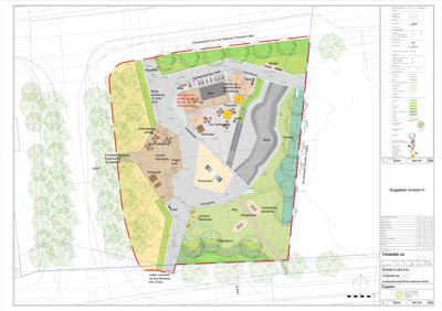 Situasjonsplan som viser tomtens grenser, beplantning (trær og busker), veier, bygninger og utendørsanlegg.