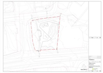 Situasjonsplan som viser tomtegrenser (rød stiplinje), eksisterende bygninger, topografi (konturlinjer) og tilstøtende infrastruktur.