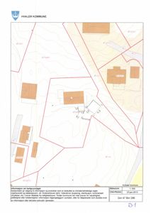 Situasjonsplan som viser tomtens grenser, høydemålerlinjer, nabolag og plassering av bygninger.