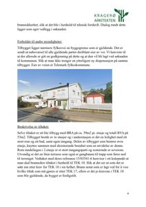 Fotografi av et eksisterende eller planlagt tilbygg (hvit bygning) sett fra gaten.