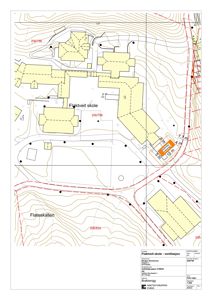 Situasjonsplan som viser Flakteit skole, Flateskallen og et nytt bygg (ventilasjonsanlegg) med høydemålinger (konturlinjer) og tilknyttede veier.