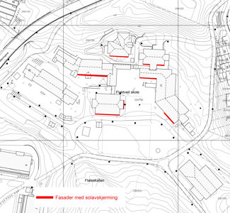 Situasjonsplan for Flaktveit skole som viser topografi, bygninger og markerte fasader med solavskjerming.