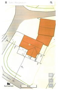 Situasjonsplan som viser tomtens form, grenser, plassering av bygninger (markert med oransje farge), veier (Øvre-Dalane), og målinger av avstander og dimensjoner.