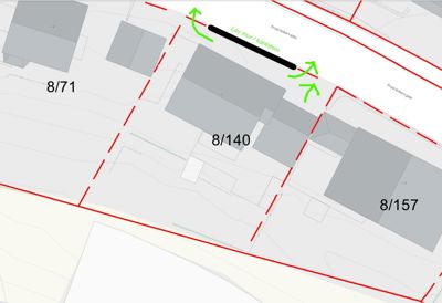 Situasjonsplan som viser tomtene 8/71, 8/140 og 8/157, bygningers plassering, eiendomsgrenser (røde streker) og en markert lav mur/kantstein.