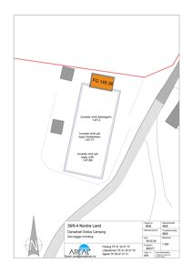 Situasjonsplan som viser tomtens form, grenser, høydemål (dansegulv, fundament, svill) og orientering (nordpil).
