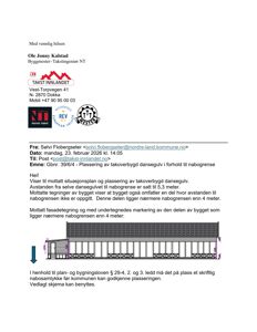 Fasadetegning av en bygning med angitte mål og en nedpil som peker på en spesifikk del av fasaden.