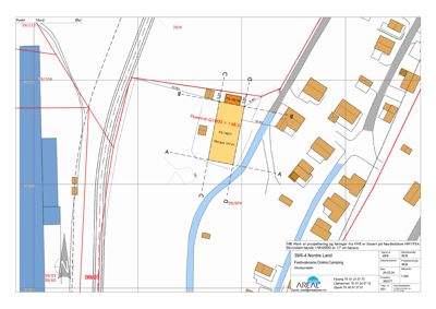 Situasjonsplan som viser tomtens plassering i forhold til nabolag, veier, vannløp og høydekurver.