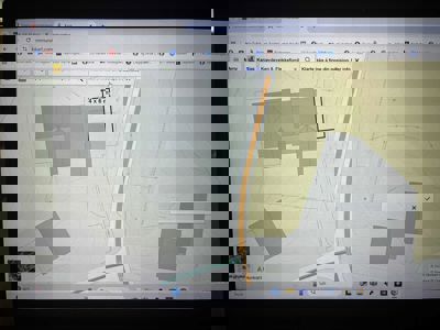 Bildet viser en skjermbilde av en digital kommunekart-tjeneste (kommunekart.com). Det viser et kart over et område med bygningsfotfot, vegger og eiendomsgrenser. Det er også synlig at det er en markør eller mål på en tomt på 4x6 meter.