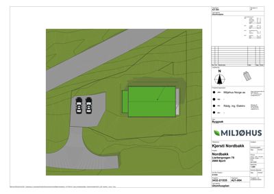 Situasjonsplan som viser bygningens plassering på tomt, tilkomstvei, parkeringsplass og terrengforhold.