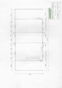 En tegning som viser romfordeling og dimensjoner for et plan (sannsynligvis etasjeplan eller grunnplan) av en bygning.