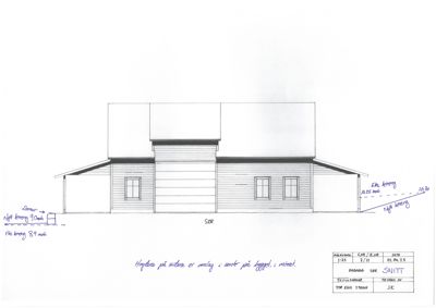 Snittegning som viser tverrsnittet av en bygning sett fra sør, med angitte høyder og konstruksjonsdetaljer.