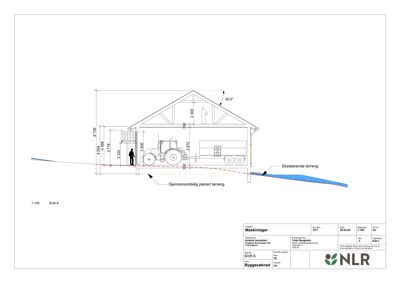 Snittegning (Snitt A) som viser bygningens tverrsnitt, høyder og forhold til terrenget.