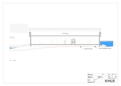 Snittegning som viser bygningens tverrsnitt, høydeforhold og terrengrelasjon.