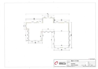 Etasjeplan (plantegning) som viser romfordeling, veggposisjon og dimensjoner for et bygg.