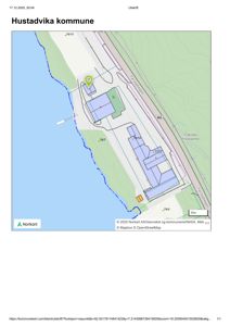 Kart fra Norkart som viser bygningenes plassering i forhold til veier og natur, med et lokasjonspunkt.
