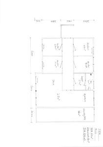 Etasjeplan med romfordeling, mål og skriftlig notasjon.