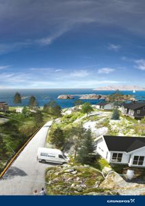 3D-visualisering av et boligområde ved kysten med en vei, biler og natur.