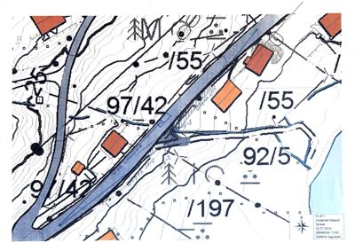 Situasjonsplan som viser eiendomsinndeling (f.eks. 97/42), topografi, veier og nabolag.