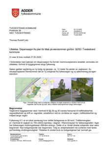 Fotografi av en bolig med ny avkjørsel, tidligere innvilget avkjørsel er markert med hvitt pil.