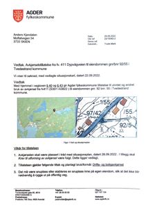 Et dokument fra Agder fylkeskommune som inneholder en situasjonsplan (kart) over eiendommen gnr/bnr 92/55 i Tvedestrand kommune, inkludert vedtak om avkjørsel.