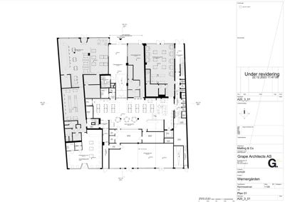 Etasjeplan (Plan 01) som viser romfordeling, møblering og funksjoner i et bygg.