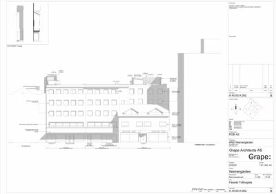 Fasadetegning som viser bygningens utseende sett fra fronten, med høydemål og arkitektoniske detaljer.