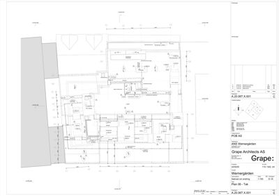 Etasjeplan (tak) som viser romfordeling, veggposisjon og innvendige mål for et bygg.