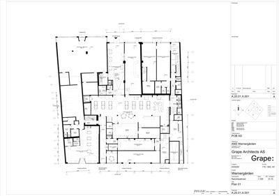 Etasjeplan (Plan 01) som viser romfordeling, veggposisjon og innredning for et bygg.