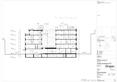 Snittegning som viser tverrsnittet av et fleretasjes bygg med romfordeling og høyder.