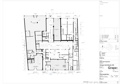 Etasjeplan (Plan 01) som viser romfordeling, veggposisjon og innganger for et bygg.