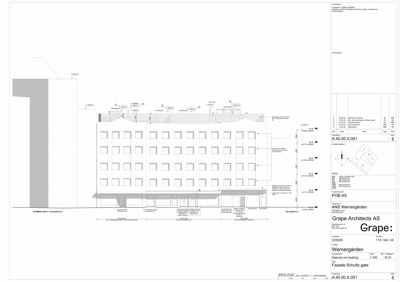Fasadetegning som viser bygningens utseende sett fra siden, med høydemål og detaljer om fasadeelementer.