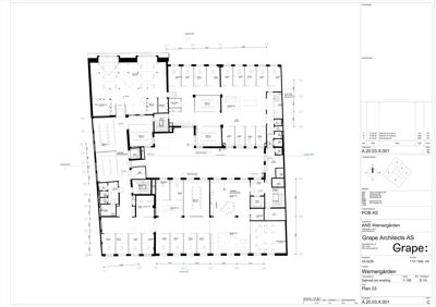 Etasjeplan som viser romfordeling, veggposisjon og møbeloppsett for et kontorbygg.