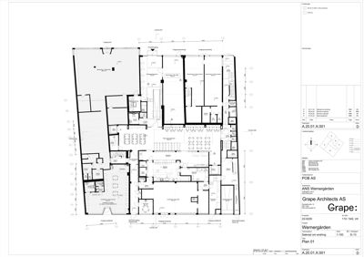 Etasjeplan (Plan 01) som viser romfordeling, vegger og innganger i et bygg.