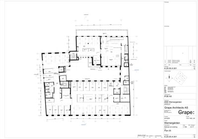 Etasjeplan (plantegning) som viser romfordeling, veggposisjon og møblering for et kontorbygg.