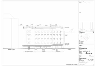 Fasadetegning av bygningen sett fra gaten, som viser utvendige vinkler, vinduer og taklinjer.