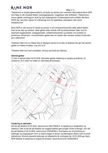 Situasjonsplan som viser bygningenes plassering (B2, B3, B4) i forhold til jernbanesporet og nabolaget, med angitte avstander.