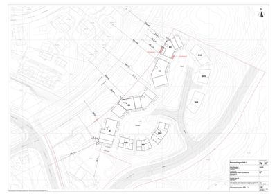 Situasjonsplan som viser tomtens form, grenser, høydemålerlinjer (konturlinjer), plassering av bygninger (B1-B4, SH1-SH6) og veier.