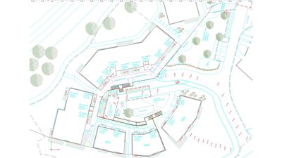 Situasjonsplan som viser bygningers plassering i forhold til tomme, veier, vannløp og vegetasjon.