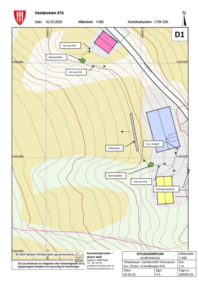 Situasjonsplan som viser tomtens topografi (konturlinjer), plassering av bygninger, og detaljer for vann- og avløpsanlegg (slamavskiller, infiltrasjon, rørledninger).