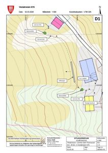 Situasjonsplan som viser tomtens topografi (konturlinjer), plassering av bygninger, og detaljer for vann- og avløpsanlegg (slamavskiller, infiltrasjon, rørledninger).