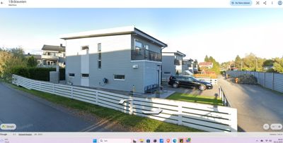 Fotografi av en eksisterende eller ferdigstilt bolig ved 1 Bråtavæien, sett fra gaten med omgivelser.