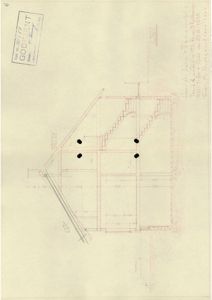 Snittegning som viser tverrsnitt gjennom en bygning, inkludert takform, trapp og romfordeling.