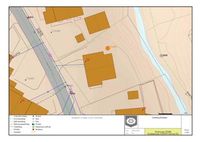 Situasjonsplan som viser tomtens beliggenhet, topografi (konturlinjer), eksisterende og planlagte bygninger, samt infrastruktur som vannledninger, el-kabler og spillvannsledninger.