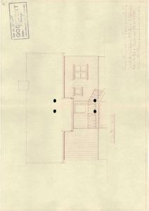 En tegning som viser fasaden (framsiden) av en bygning med vinduer, dør og trappetrinn.