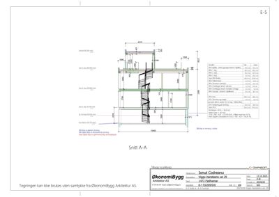 Snittegning (Snitt A-A) som viser bygningens tverrsnitt, inkludert trapp og etasjer.
