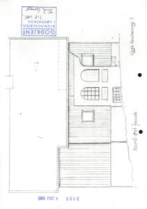 En håndtegnet tegning som viser fasaden til en bygning (Nord-øst Fasade). Tegningen inneholder detaljer om vinduer, taklinje og veggmønster.