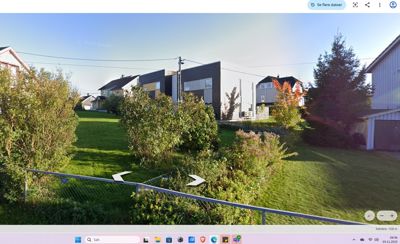 Fotografi av en eksisterende eller planlagt boligbebyggelse sett fra et lavt nivå, sannsynligvis tatt via Google Street View.