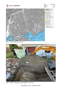 Fotografi av en utgravet prøvegrøp på en byggeplass med bygning, maskin og materialer i bakgrunnen.